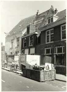 Nieuwe Groenmarkt 1, de meeste spreeuwendrek is verwijderd en de restauratie is begonnen. NL-HlmNHA 5401655002