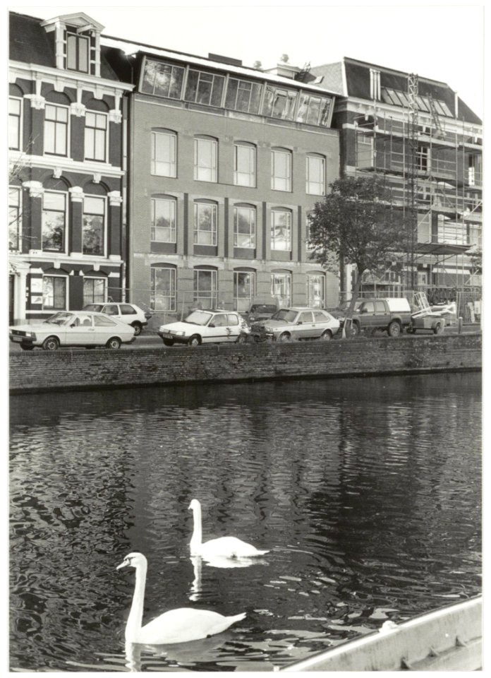 Nieuwe Gracht met het nog in de steigers staande nieuwe pand van de Kamer van Koophandel. NL-HlmNHA 54035104
