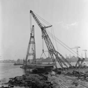 Nieuwe Nieuwe Spoorweghavenbrug voor Rotterdam Twee bokken bij Hollandia te Kri, Bestanddeelnr 915-4086