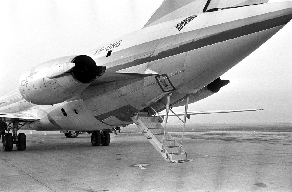 Nieuwe DC 9 voor KLM op Schiphol. De DC 9 heeft in de staart een trap, Bestanddeelnr 920-8730