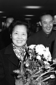 Nieuwe Chinese ambassadrice op Schiphol gearriveerd mevr Ding Xue Sang na aanko, Bestanddeelnr 930-1112