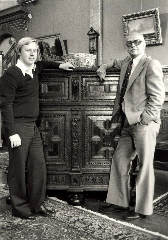 Nieuwe Gracht 74. Na een sluiting van een half jaar, heropening van veiling Hoogeveen, door Han van Sommen de nieuwe veilingmeester. Rechts Piet Hoogeveen. Aangekocht in 1980 van United Phot, NL-HlmNHA 54010752
