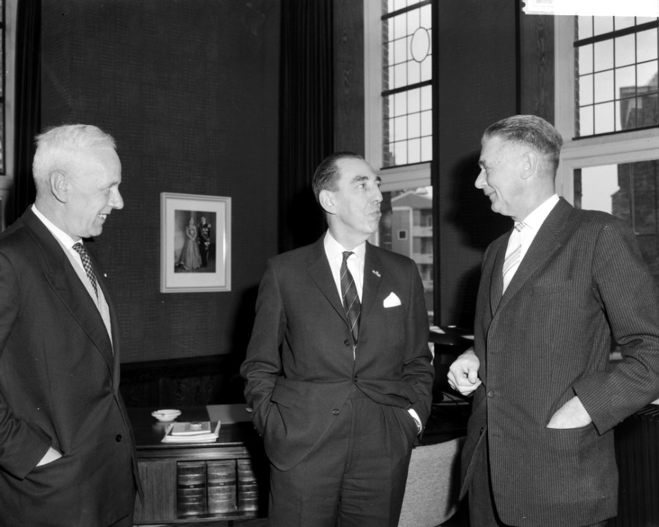 Nieuwe Commissaris der Koningin in Groningen LCW Fock koppen Drs JJ Hansel, Bestanddeelnr 913-7184