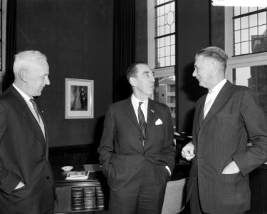 Nieuwe Commissaris der Koningin in Groningen LCW Fock koppen Drs JJ Hansel, Bestanddeelnr 913-7184