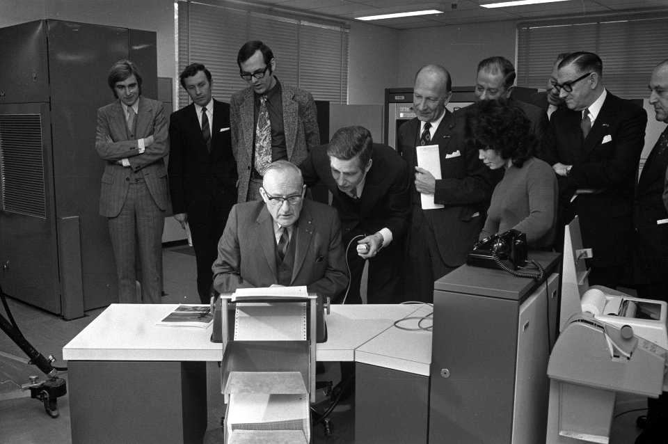 Nieuwe computer Philips P-1400 in werking gesteld bij Ministerie van Verkeer en , Bestanddeelnr 925-3424