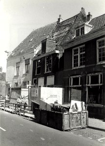 Nieuwe Groenmarkt 1, waaruit de meeste spreeuwendrek is verwijderd (zie ook foto 54-01655001), en met de restauratie is begonnen, 06-05-1985. Aangekocht in 1985 van United Photos de Boer bv. - Negatie