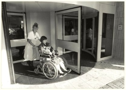 Nieuwe grote deur bij de ingang van de Mariastichting speciaal aangebracht voor Voor rolstoelgebruikers. NL-HlmNHA 54023580