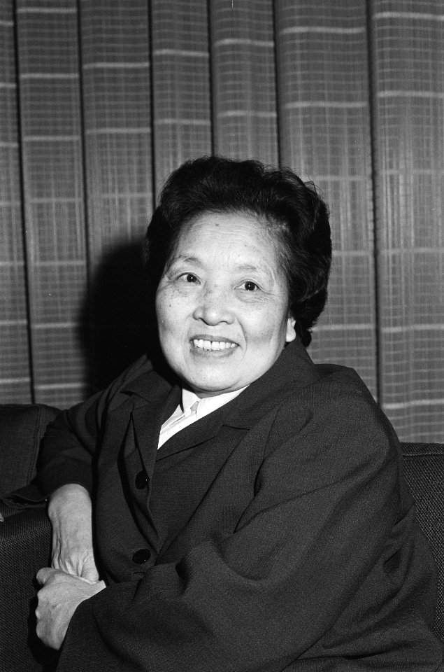 Nieuwe Chinese ambassadrice op Schiphol gearriveerd mevr Ding Xue Sang na aanko, Bestanddeelnr 930-1111