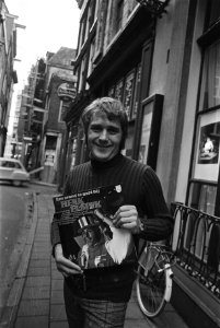 Nieuwe LP van Henk Elsink , Amsterdam Henk met LP, Bestanddeelnr 924-0191
