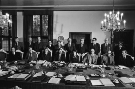Nieuwe ministerraadeerst bijeen op Catshuis vlnr Van de Klaauw, Andriessen,, Bestanddeelnr 929-5003