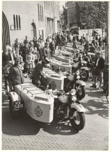 Nieuwe motoren met zijspan van de Wegenwacht opgesteld op de Gedempte Oude Gracht bij het Verwulft. NL-HlmNHA 54004580