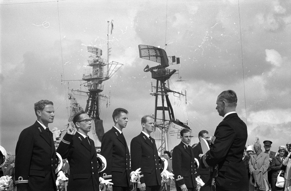 Nieuwe marineofficieren in Den Helder H M Doorman, Bestanddeelnr 912-8313