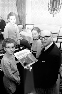 Nieuwe lanspeelplaat van Bernhard Drukker , hier met zijn drie dochtertjes, Bestanddeelnr 920-0294