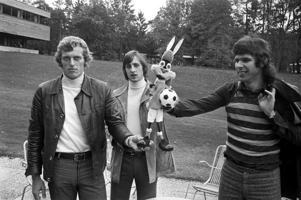 Nieuwe oranje-mascotte, Keizer, Cruijff en Van Hanegem met mascotte, Bestanddeelnr 925-9852