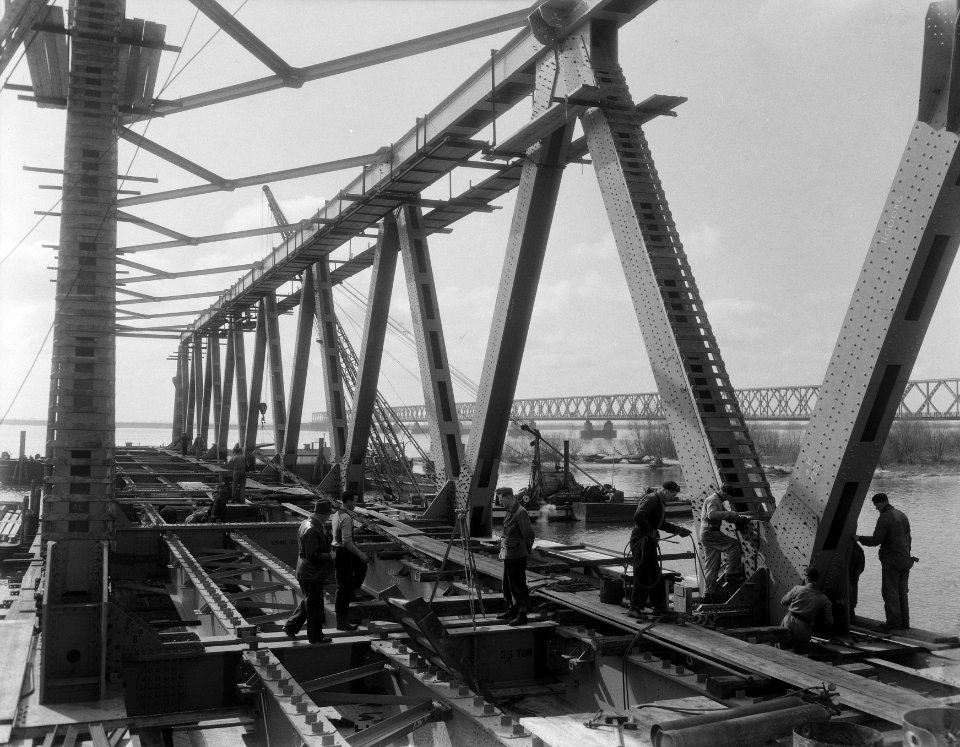 Nieuwe Moerdijkbrug in aanbouw, Bestanddeelnr 906-3877