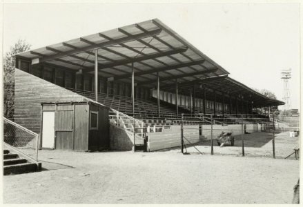 Nieuwe overdekte tribune op het terrein van de H.F.C. Haarlem aan de Sportweg. NL-HlmNHA 54024726