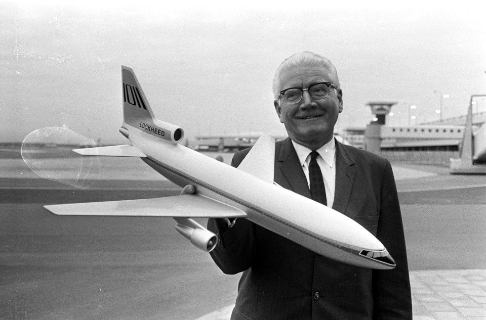 Nieuwe Lockheed op Schiphol, dhr. A. C. Kotchian , president-direkteur. Lockheed, Bestanddeelnr 920-8093