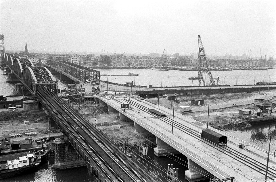 Nieuwe oprit voor tram, naast het station Blaak te Rotterdam in gebruikgesteld, Bestanddeelnr 915-4979