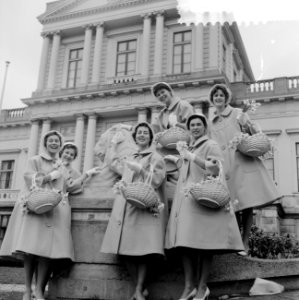 Nieuwe kostuums voor de Haarlemse bloemenmeisjes in 1960 de bloemenmeisjes in hu, Bestanddeelnr 911-0596