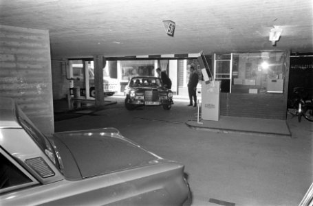Nieuwe parkeergarage in centrum Amsterdam. Interieur garage ingang aan de St. Ja, Bestanddeelnr 921-2595