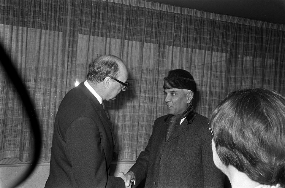 Nieuwe ambassadeur en echtgenote van Pakistan, Z.E. Syet Mohammed Hassan , op Sc, Bestanddeelnr 922-0743