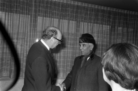 Nieuwe ambassadeur en echtgenote van Pakistan, Z.E. Syet Mohammed Hassan , op Sc, Bestanddeelnr 922-0743