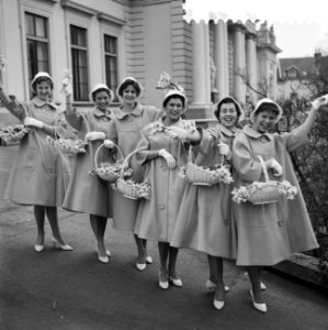 Nieuwe kostuums voor de Haarlemse bloemenmeisjes in 1960 de bloemenmeisjes in hu, Bestanddeelnr 911-0594