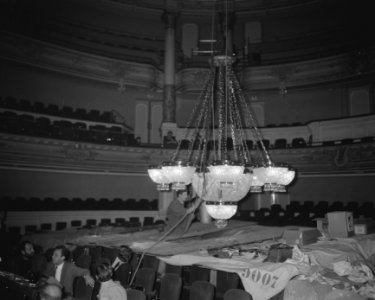 Nieuwe Kroonluchter (3ton) in stadsschouwburg Opdracht Vrije Volk, Bestanddeelnr 909-6288