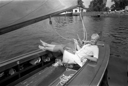 Nieuwe langspeelplaat van Adèle Bloemendaal. Adèle in zeilboot op Loosdrecht, Bestanddeelnr 920-5106