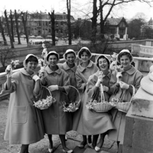Nieuwe kostuums voor de Haarlemse bloemenmeisjes in 1960 de bloemenmeisjes in hu, Bestanddeelnr 911-0597