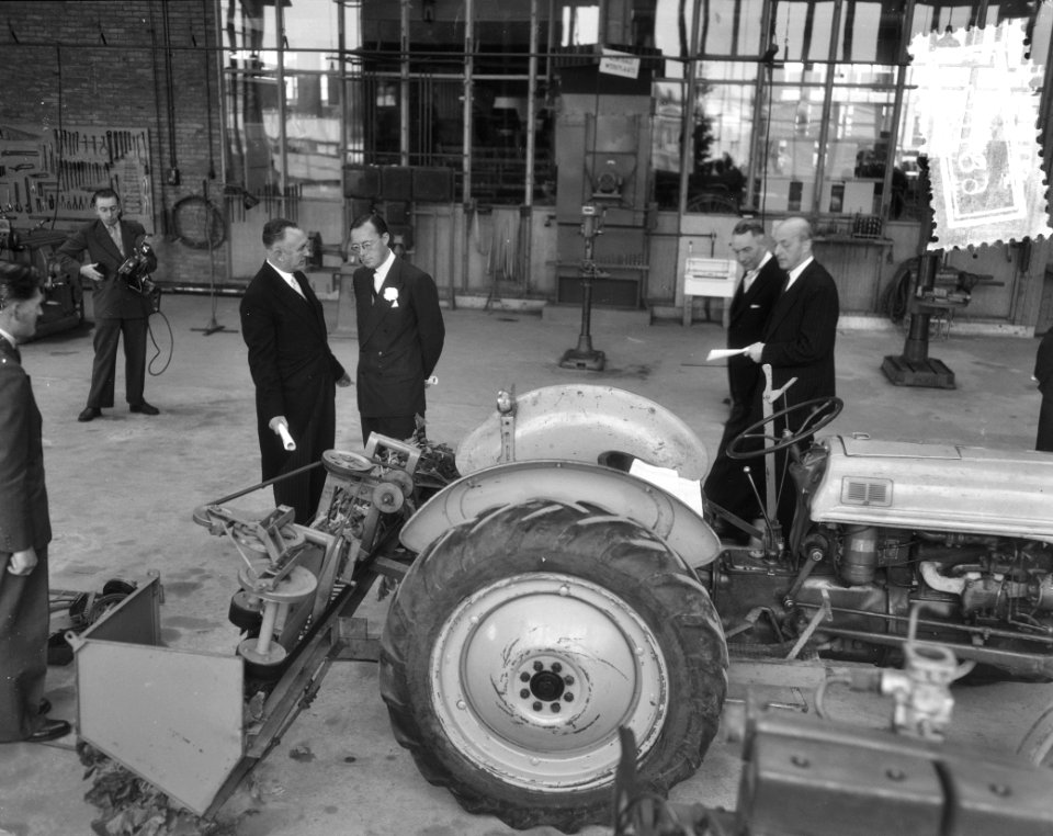 Nieuwe landbouwinstituten (5) Wageningen, gebouwencomplex officiele opening door, Bestanddeelnr 906-8107