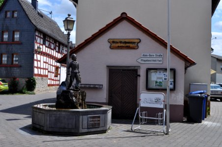 Niederselters, Herbert-Muth-Brunnen und Viehwaage