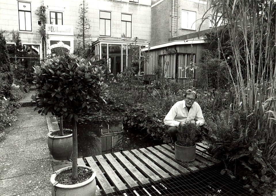 Nieuwe Gracht 96. Prof. dr. B.D. Bangma in zijn tuin. Aangekocht van United Photos de Boer bv. - Negatiefnummer 33158 k 8. - Gepubliceerd in het Haarlems Dagblad van 18.10.1990