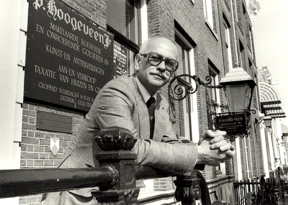 Nieuwe Gracht 74, Veiling Hoogeveen na ruim 70 jaar opgeheven. Aangekocht in 1979 van United Photos de Boer bv, - Negatiefnummer 18366 k 30. - Gepubliceerd in het Haarlems Dagblad van 03.09., 
