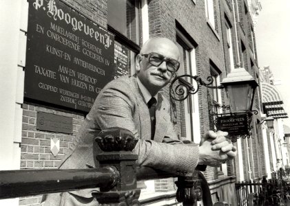 Nieuwe Gracht 74, Veiling Hoogeveen na ruim 70 jaar opgeheven. Aangekocht in 1979 van United Photos de Boer bv, - Negatiefnummer 18366 k 30. - Gepubliceerd in het Haarlems Dagblad van 03.09., 