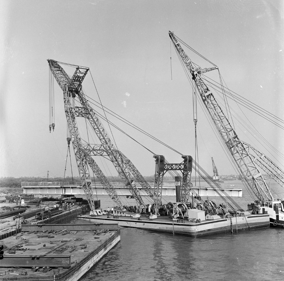 Nieuwe Nieuwe Spoorweghavenbrug voor Rotterdam Twee bokken bij Hollandia te Kri, Bestanddeelnr 915-4085