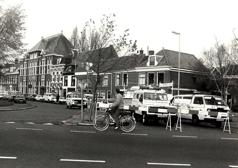 Nieuwe Gracht hoek Hooimarkt. Politie aktie i.v.m. bezuinigingen in november 1988. Aangekocht van United Photos de Boer bv. - Negatiefnummer 29780 k. - Gepubliceerd in het Haarlems Dagblad van 14.11.1