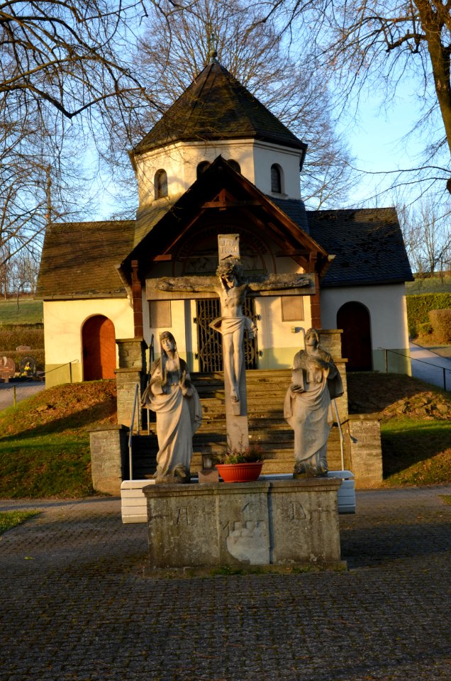 Niederselters, Kriegergedächtniskapelle mit Kreuzigungsgruppe