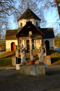 Niederselters, Kriegergedächtniskapelle mit Kreuzigungsgruppe