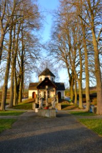 Niederselters, Kriegergedächtniskapelle mit Kreuzigungsgruppe, Totale