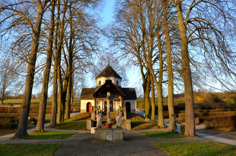 Niederselters, Kriegergedächtniskapelle mit Kreuzigungsgruppe, Totale (1)