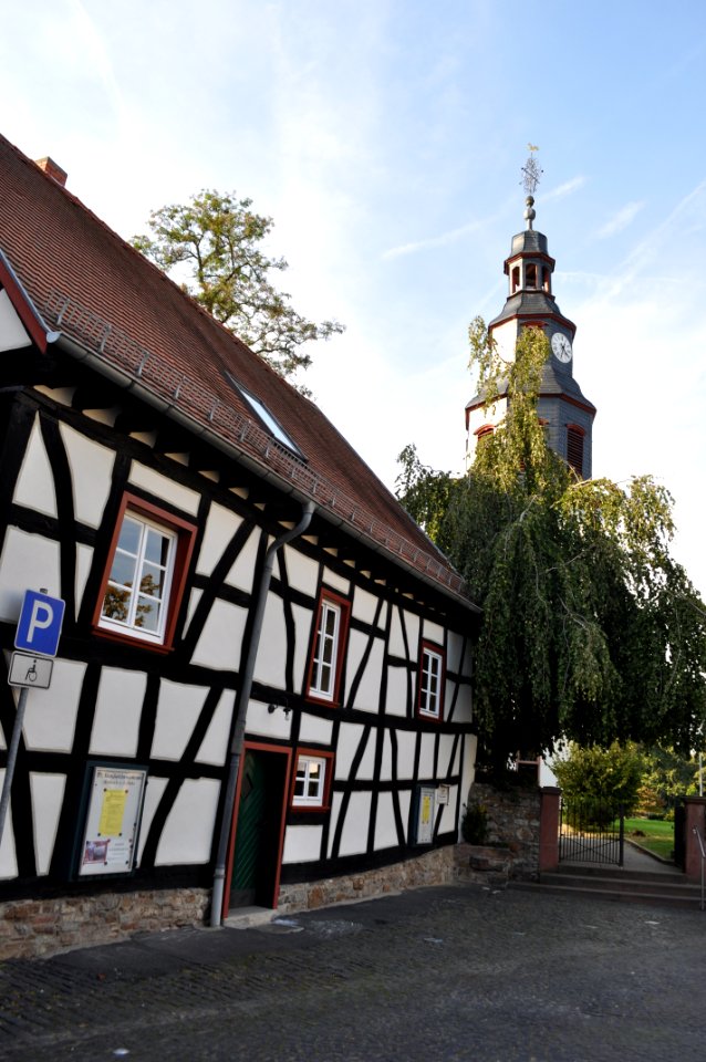 Nieder-Rosbach, ehemalige Pfarrscheune mit Kirche