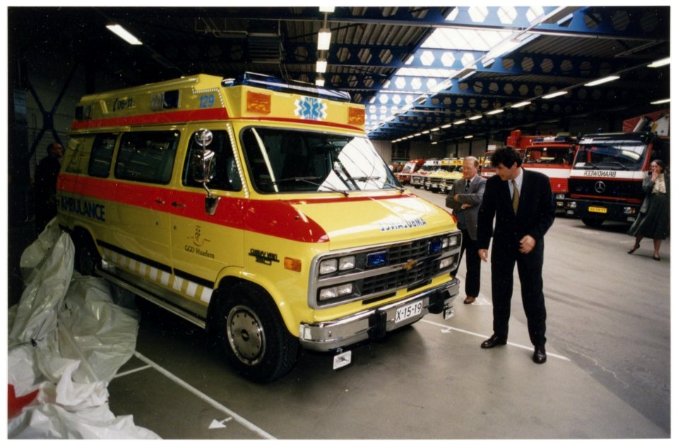 Nieuwe ambulances van de GGD op de uitrukplaats aan de Zijlweg. Voor de auto wethouder van volgsgezondheid, M.C. de Vries. NL-HlmNHA 54036448