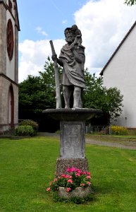 Niederselters, Brunnenstraße vor Kirche, Skulptur