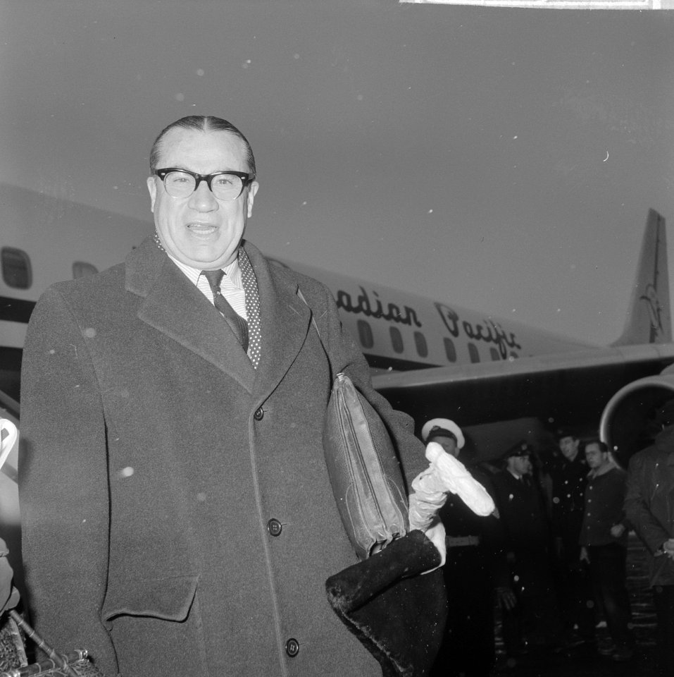 Nieuwe Ambassadeur in ons land W F Bull , W F Bull (kop), Bestanddeelnr 914-8311