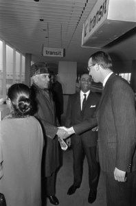 Nieuwe ambassadeur en echtgenote van Pakistan, Z.E. Syet Mohammed Hassan , op Sc, Bestanddeelnr 922-0742