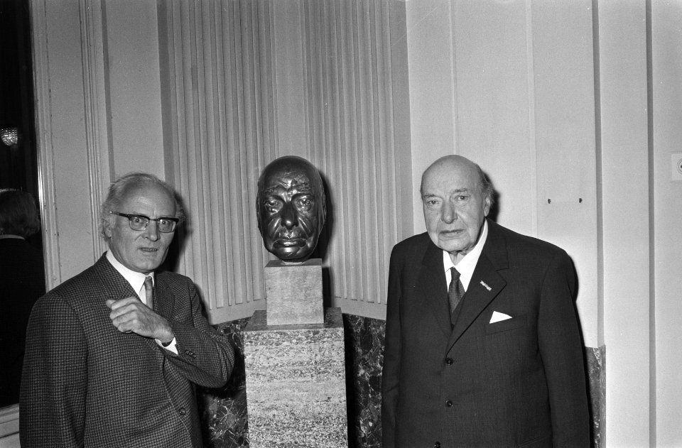 Nieuwe kunstwerken in Stadsschouwburg, Amsterdam bronzen kop van Albert van Dalsum, Bestanddeelnr 923-9637