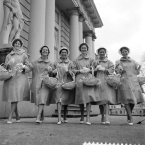 Nieuwe kostuums voor de Haarlemse bloemenmeisjes in 1960 de bloemenmeisjes in hu, Bestanddeelnr 911-0599