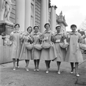 Nieuwe kostuums voor de Haarlemse bloemenmeisjes in 1960 de bloemenmeisjes in hu, Bestanddeelnr 911-0598