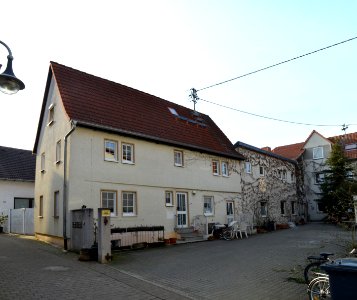 Nieder-Erlenbach, Zur Charlottenburg 10